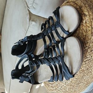 Size 10, Ruff Hewn black zipper sandals.